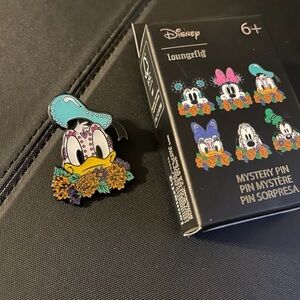 Loungefly Disney Mickey & Friends Floral blind box pin Donald Duck